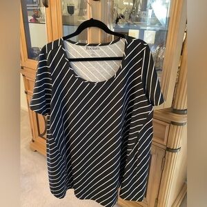 ROAMANS 18/20 BLACK & WHITE STRIPE TOP WITH COORDINATING SIDE STRIPES NWOT